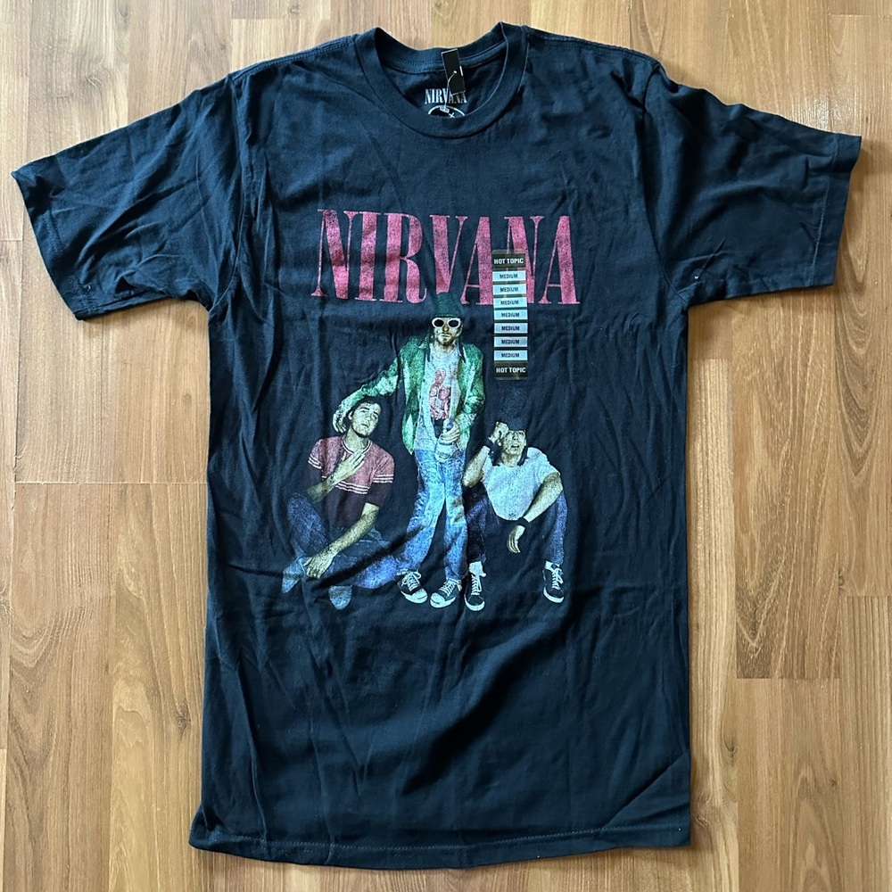 🤘🏻NWT Nirvana T-shirt size medium Hot Topic 🎸